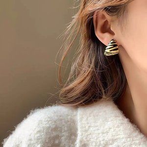 Black and gold zebra drop glaze earring girl